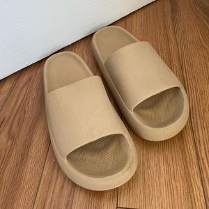 Women’s Comfy Pillow Slides
